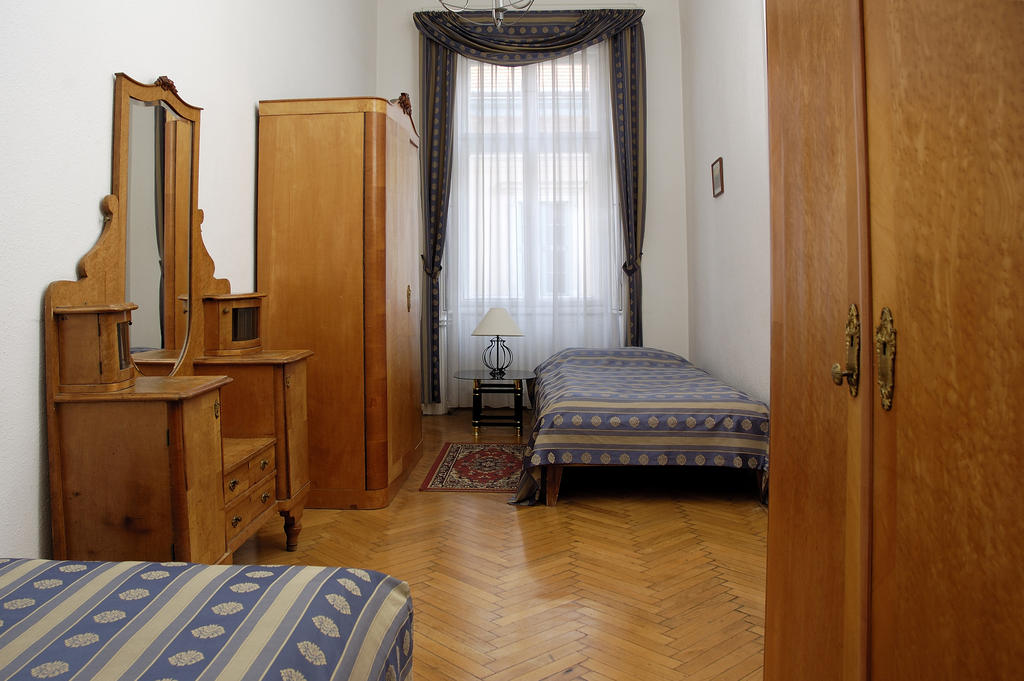 Image #2 - Maroon & Moss Residence - Budapest