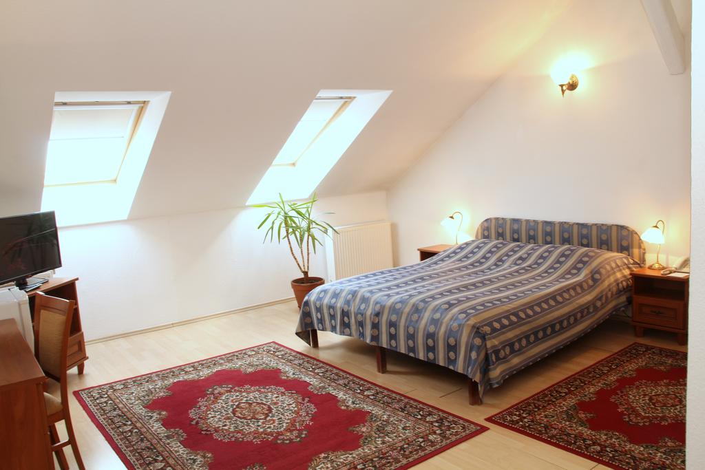 Image #26 - Maroon & Moss Residence - Budapest