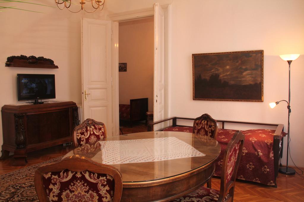 Image #32 - Maroon & Moss Residence - Budapest